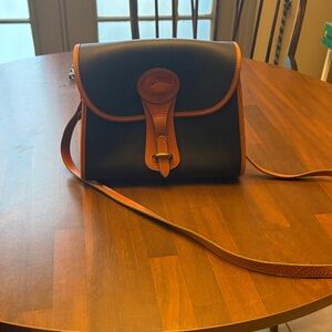 In great conditionvintage Dooney & Bourke "Essex" bag, black leather Tan trim.
